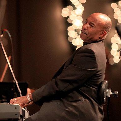 WC Ofeature Leothastanely Piano